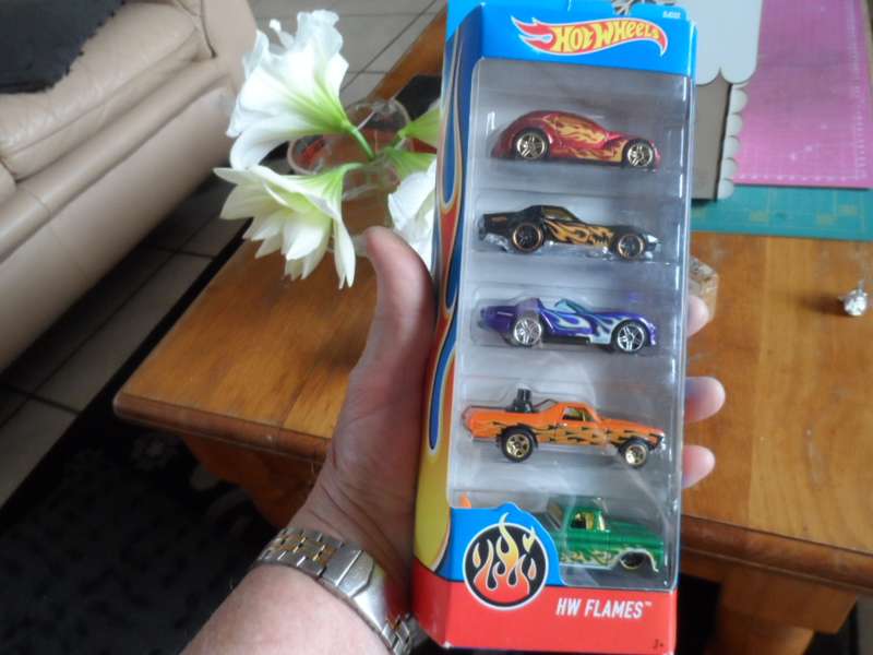 Hot Wheels hw flames 5 car set carded M58]