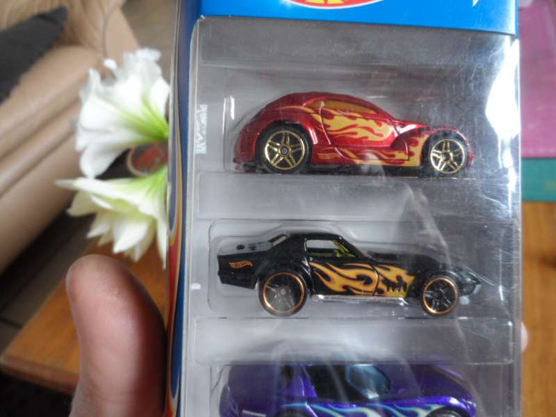Hot Wheels hw flames 5 car set carded M58]