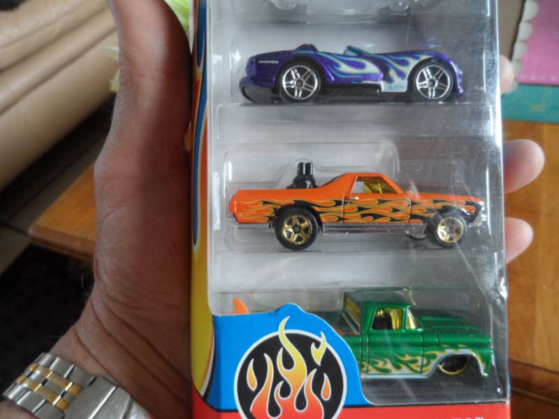 Hot Wheels hw flames 5 car set carded M58]