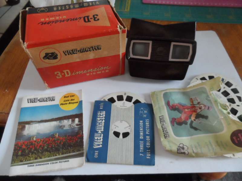 VINTAGE VIEMASTER WITH 4 REELDICS IN ORIGINAL BOX