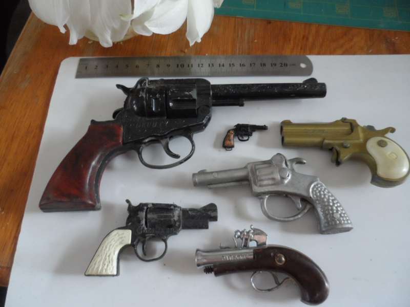 VINTAGE DIECAST HANDGUN TOYS, VARIOUS MAKERS AND SCALES-6 IN TOTAL, ONE BID FOR ALL
