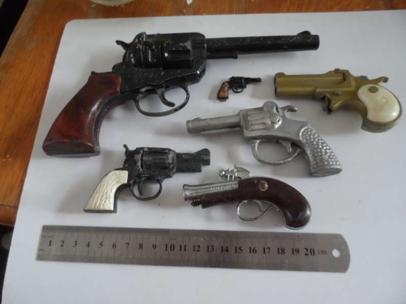 VINTAGE DIECAST HANDGUN TOYS, VARIOUS MAKERS AND SCALES-6 IN TOTAL, ONE BID FOR ALL