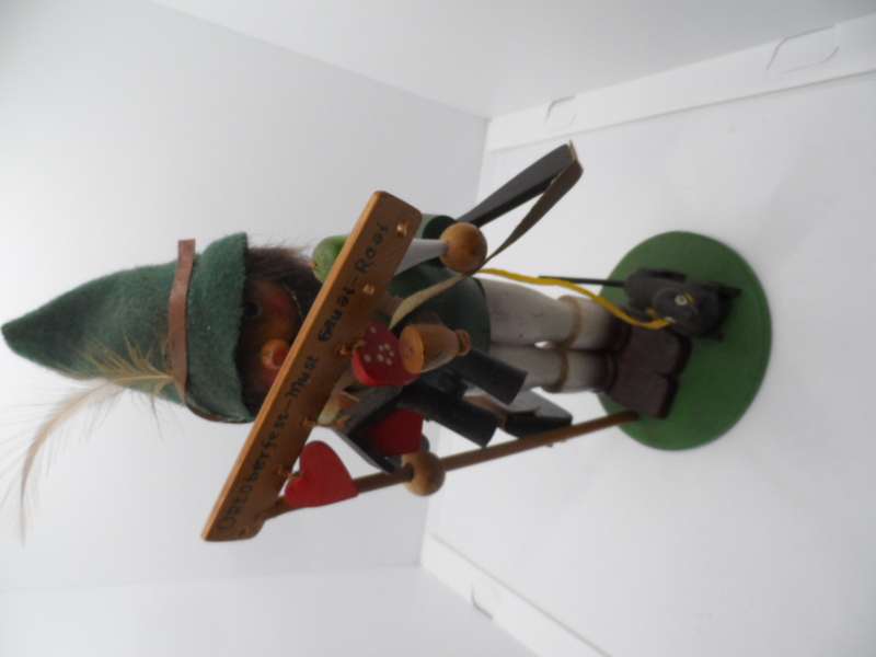 German hunter with sign and little dog  Smoker   26 cm tall [y303]