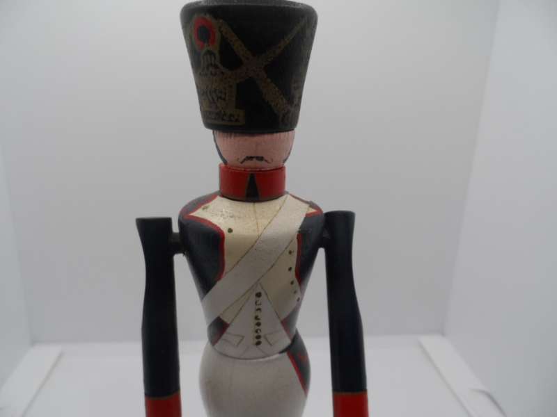 GERMAN SOLDIER 21 CM TALL  [Y301]