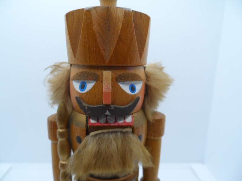 WOOD FINISH NUTCRACKER  20 CM TALL [Y302]