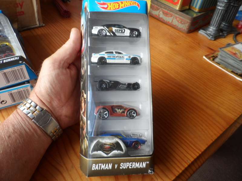 Hot Wheels 2015 BATMAN V SUPERMAN 5 Car Gift Pack NIB SEALED