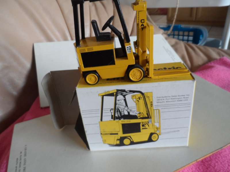 N.Z.G. 225 CATERPILLAR ELECTRIC FORKLIFT LIFT TRUCK YELLOW MIB  [m88]