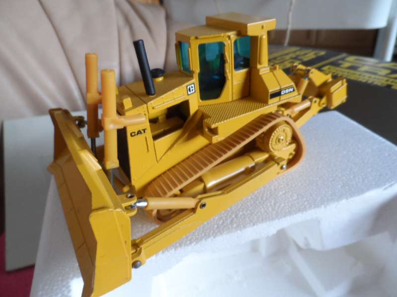 NZG 298 CATERPILLAR CAT D9N TRACK TYPE TRACTOR WITH REAR RIPPER IN YELLOW -1/50 SCALE  [M88]