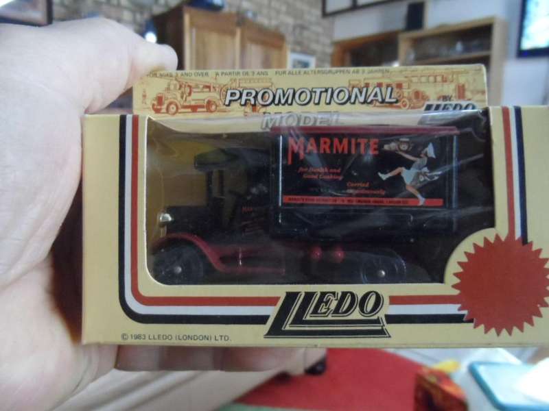 LLEDO CLOSED TRUCK -MARMITE- [M12]
