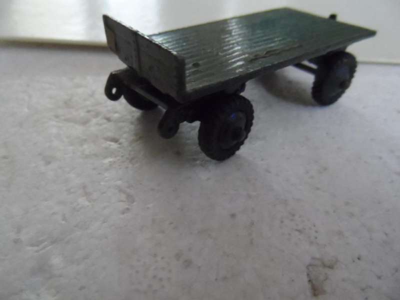 DINKY 25 C FARM TRAILER, REPAINTED IN MILITARY COLOUR -[M100]