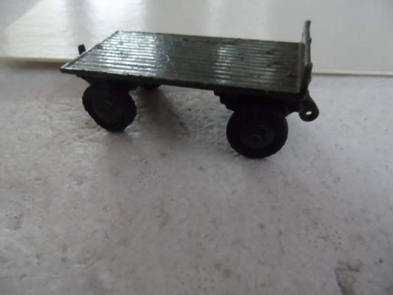 DINKY 25 C FARM TRAILER, REPAINTED IN MILITARY COLOUR -[M100]
