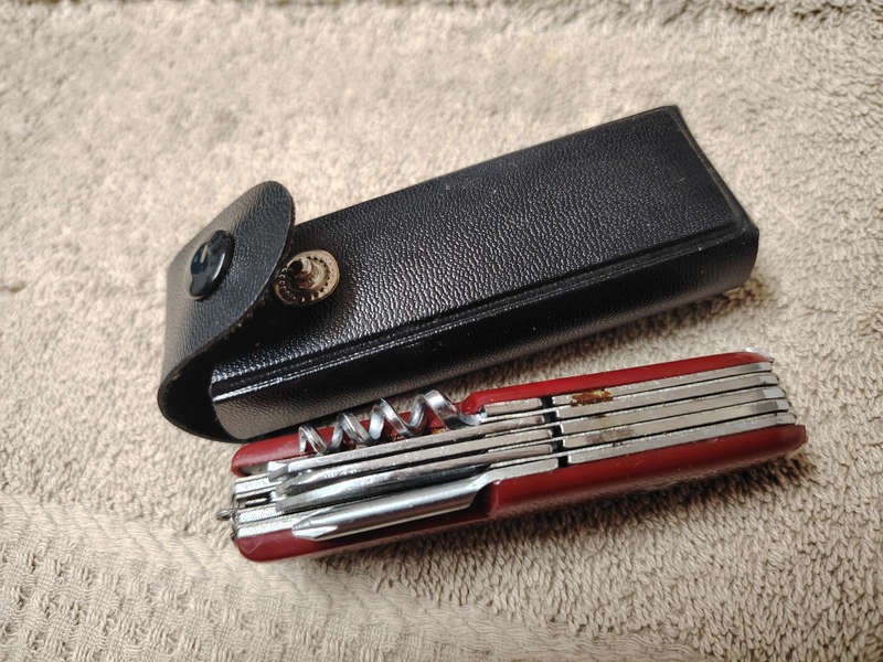 Royal Crest survival knive