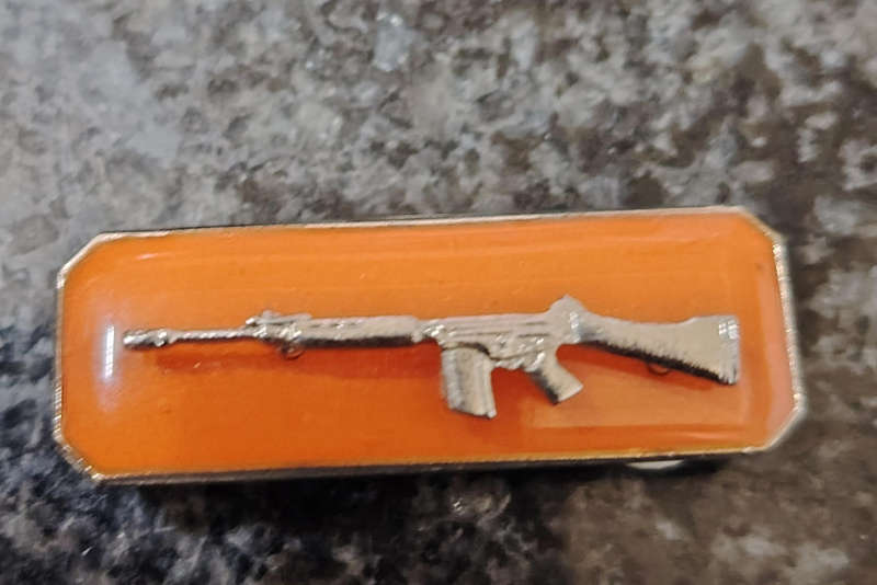 SADF SHARPSHOOTER BADGE- CHROME RIFLE- 2 PINS-ENAMEL BACKING