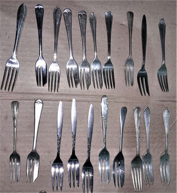 40 Vintage Desert Forks & Teaspoons + Free lot - R1 Start per Fork/spoon - 20c increment