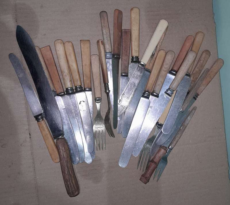 40 Vintage Desert Forks & Teaspoons + Free lot - R1 Start per Fork/spoon - 20c increment