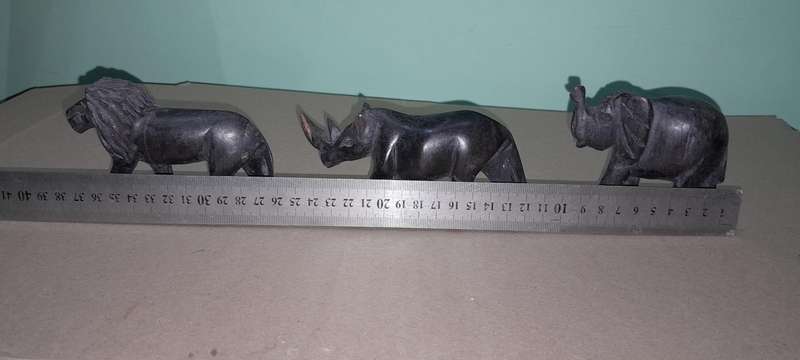 3 wooden Sculptures - Lion, Rhino & Elephant -  L 10/12cm H 8cm