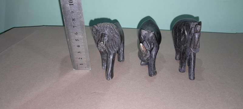 3 wooden Sculptures - Lion, Rhino & Elephant -  L 10/12cm H 8cm