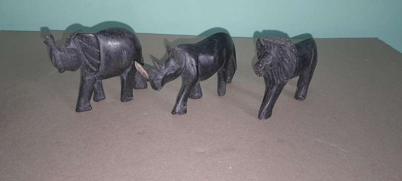 3 wooden Sculptures - Lion, Rhino & Elephant -  L 10/12cm H 8cm