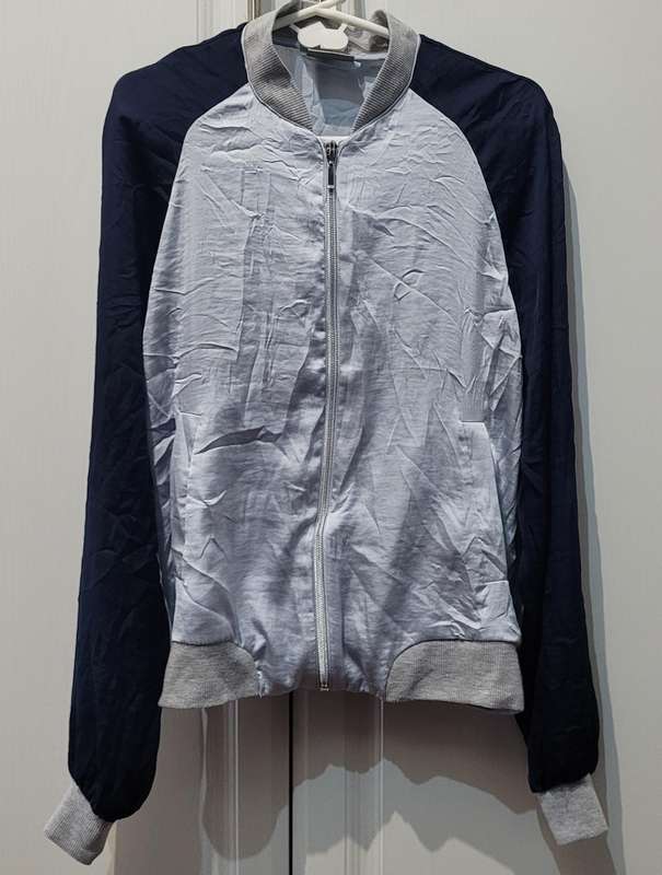 Ladies light jacket (zip not opening)