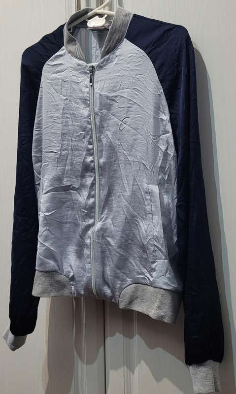 Ladies light jacket (zip not opening)