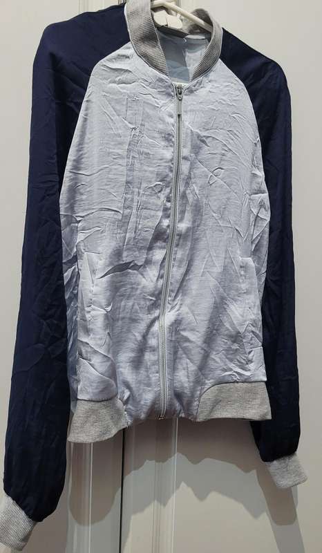 Ladies light jacket (zip not opening)