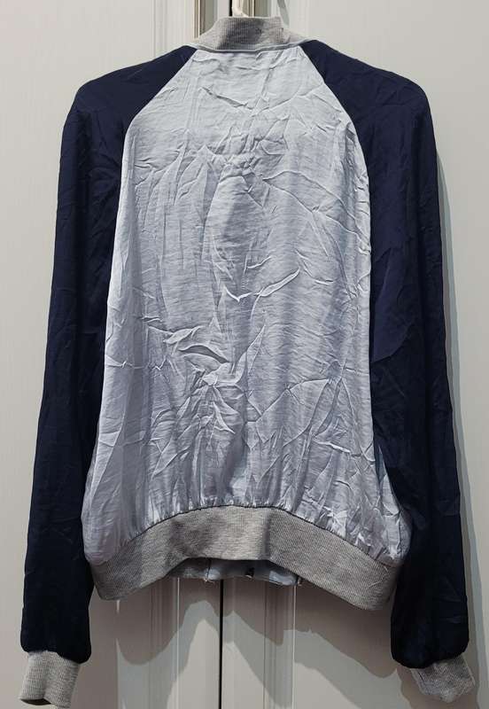 Ladies light jacket (zip not opening)