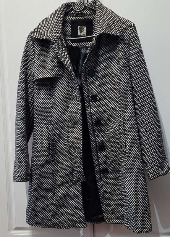 White/black coat with zipper and buttons