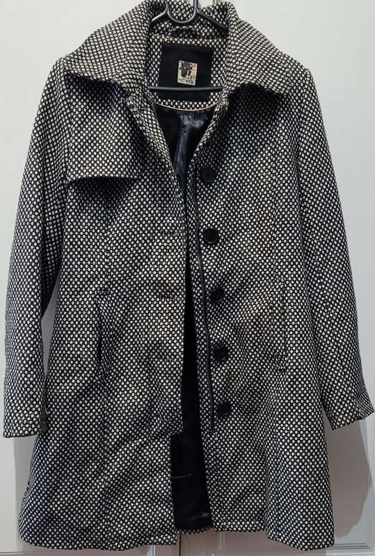 White/black coat with zipper and buttons