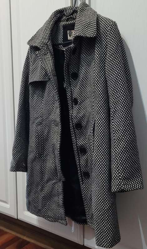 White/black coat with zipper and buttons