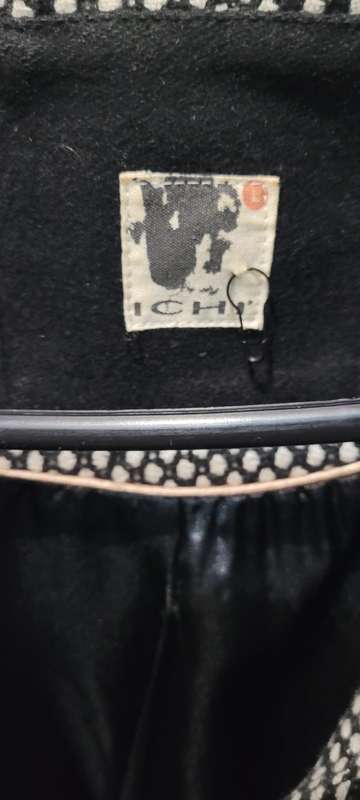 White/black coat with zipper and buttons
