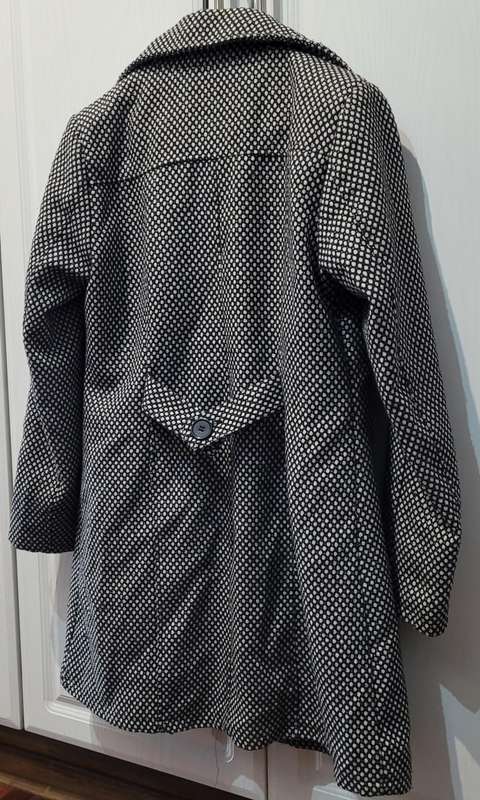 White/black coat with zipper and buttons