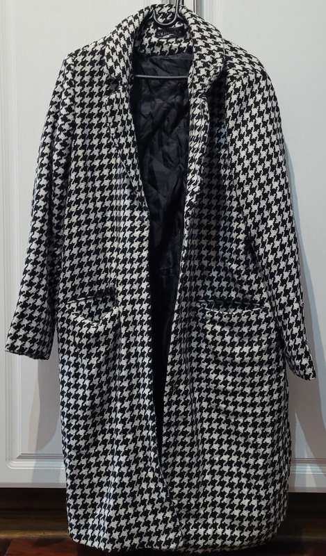Kapalua Black/White coat (Size 42)