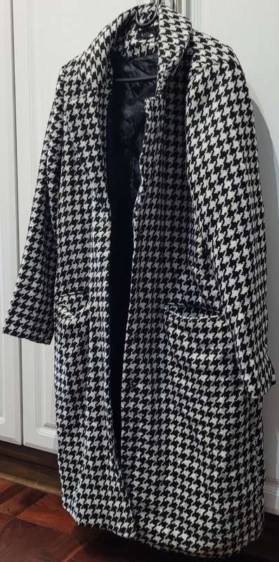Kapalua Black/White coat (Size 42)