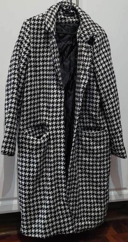 Kapalua Black/White coat (Size 42)
