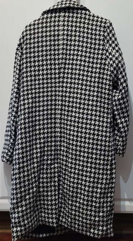 Kapalua Black/White coat (Size 42)