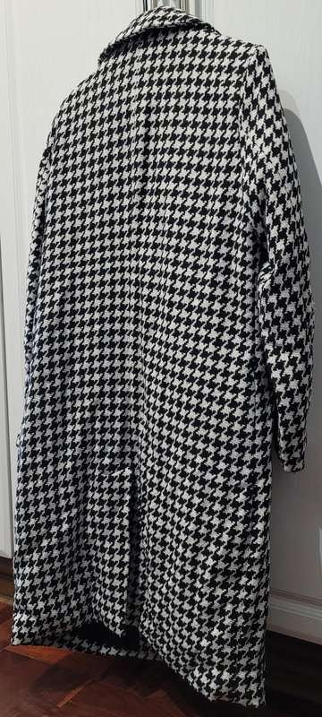 Kapalua Black/White coat (Size 42)