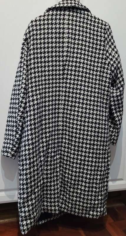 Kapalua Black/White coat (Size 42)