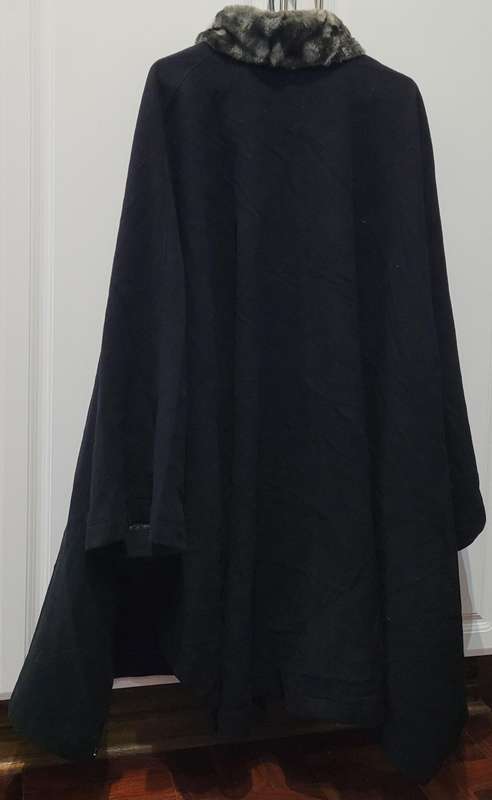 Cape coat with fur collar