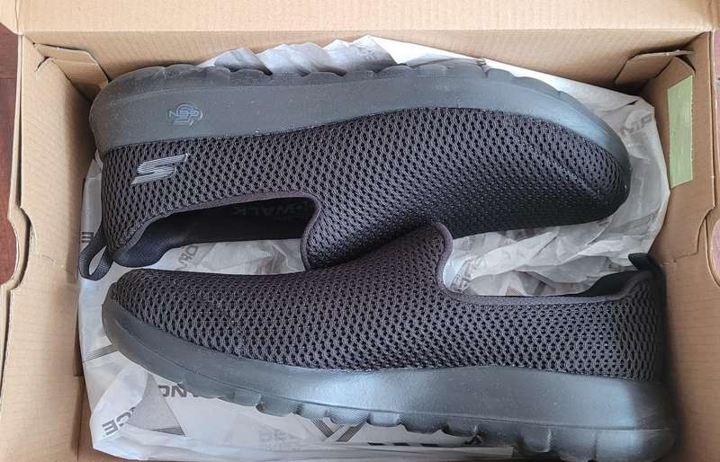 Sketchers Men's Go Walk Max Slip On Shoes (like new)