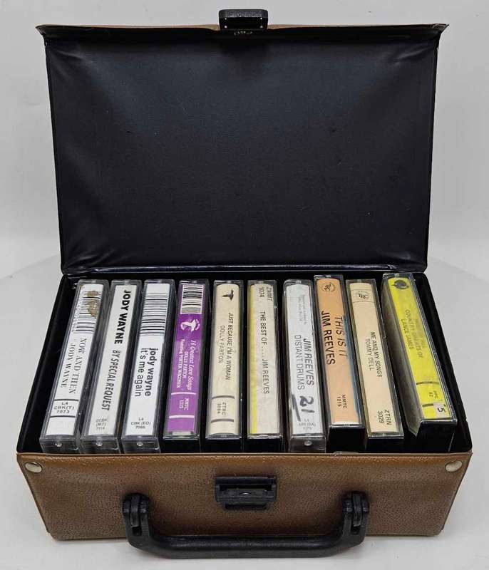 ~~~R1 START~~~Cassettes: Country Music Mixed Lot with Cassette Case