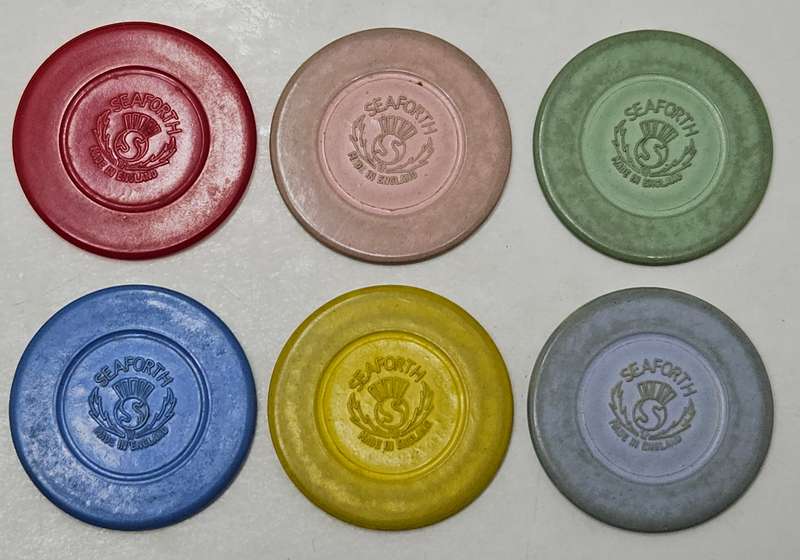 SEAFOTH ENGLISH BAKELITE GAMING CHIPS BOX WITH 6 ASSORTED COLOUR CHIPS