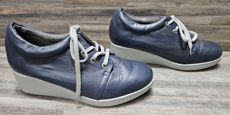 Navy & Grey leather Froggie wedge heel sneakers, size 7, barely worn