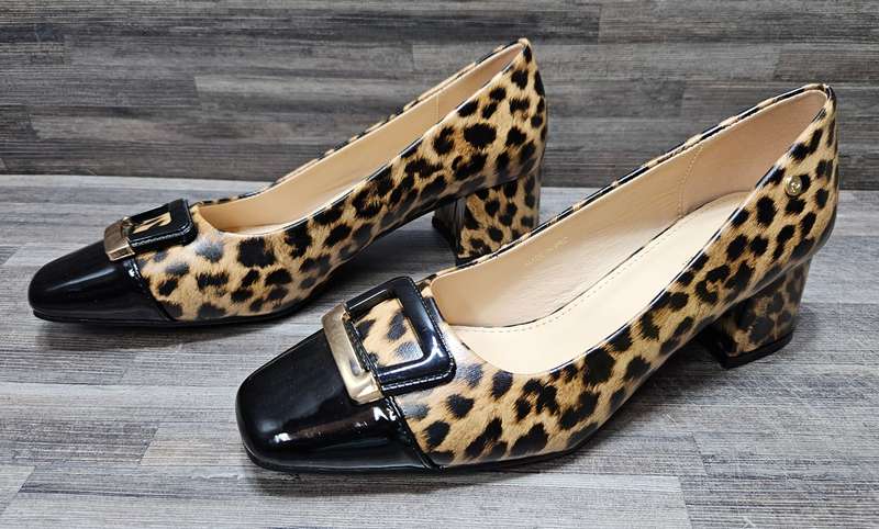 Pierre Cardin heels, size 7, never worn