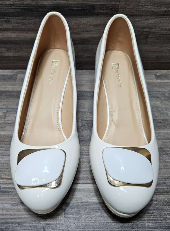 Pierre Cardin heels, size 8, never worn