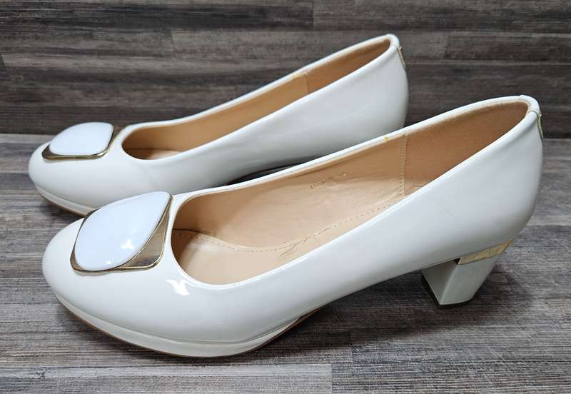 Pierre Cardin heels, size 8, never worn