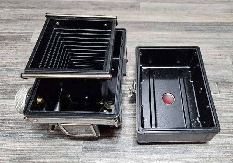 Vintage c1950s German Genos Box camera & Agfalux Flash Gun