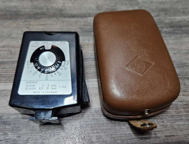 Vintage c1950s German Genos Box camera & Agfalux Flash Gun