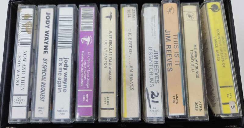 ~~~R1 START~~~Cassettes: Country Music Mixed Lot with Cassette Case