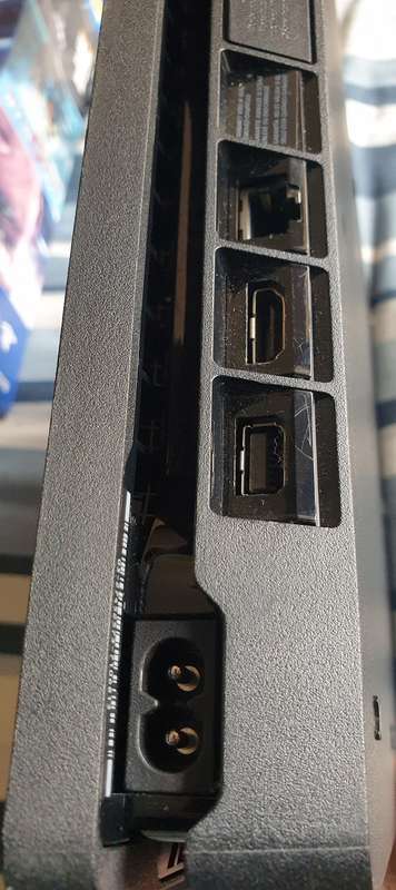 PlayStation 4 Slim 500GB + 2 Controllers + 7 Games