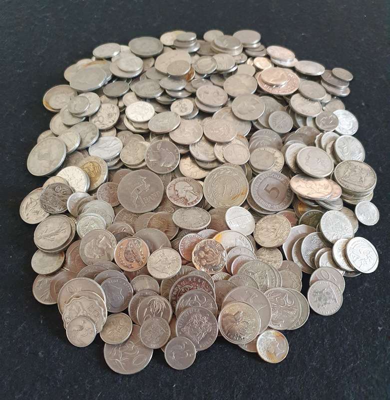 JACKPOT!! 2.45KG MIXED WORLD COINS. APROX: 600 + X . NO BRONZE OR COPPER.  FIND A TREASURE !!